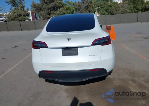 2024 Tesla Model Y Long Range Dual Motor All-Wheel Drive z USA, uszkodzony, nr VIN 7SAYGDEE0RF160178